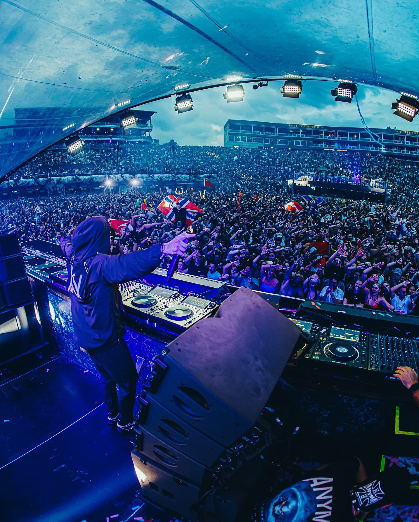 An electrifying set for an electrifying Tomorrowland crowd.